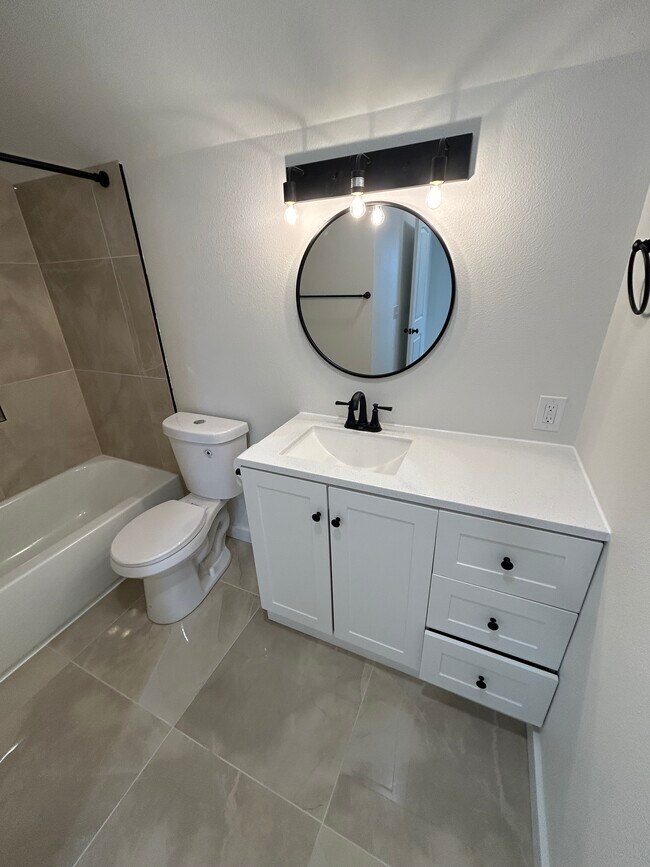 Building Photo - 2050 Roosevelt Ave