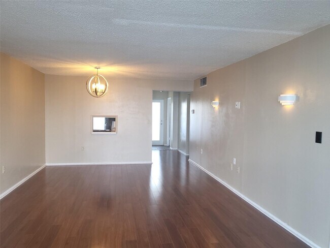 Building Photo - 1075 NE Miami Gardens Dr