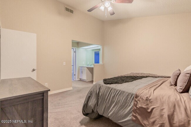 Building Photo - 11060 Wandering Oaks Dr