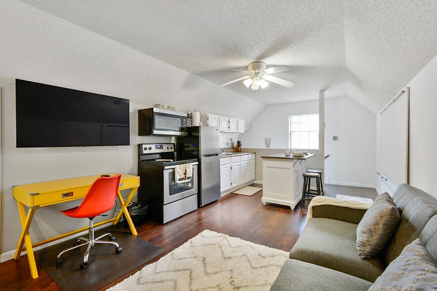 Building Photo - 7017 Jefferson Ridge Dr