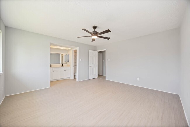 Building Photo - 2302 Green Knoll Dr