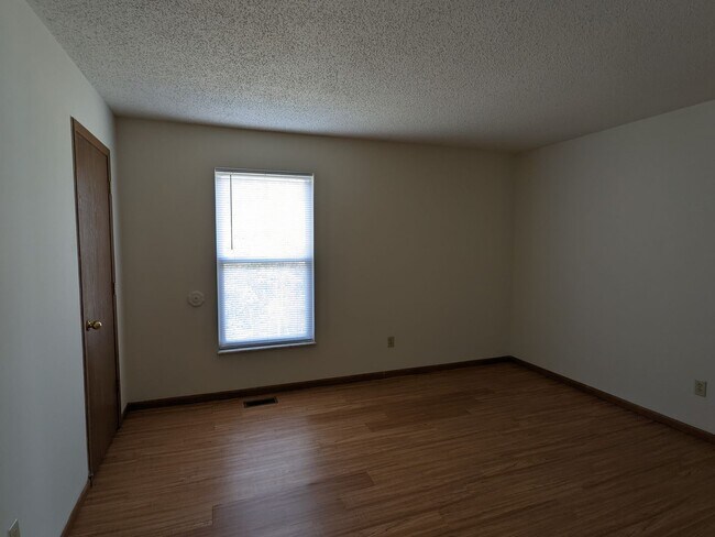 Building Photo - 4 Bedroom 1.5 bath house for rent