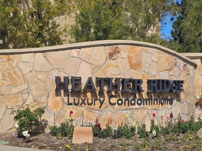 Building Photo - Beautiful Upgraded 2 Bedroom 2 Bathroom Townhouse in Gated Community – Santa Clarita