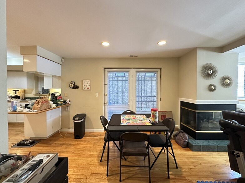 Building Photo - 3340 N Southport Ave