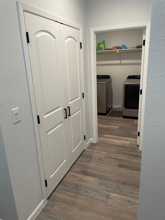 Building Photo - 917 N 16th St