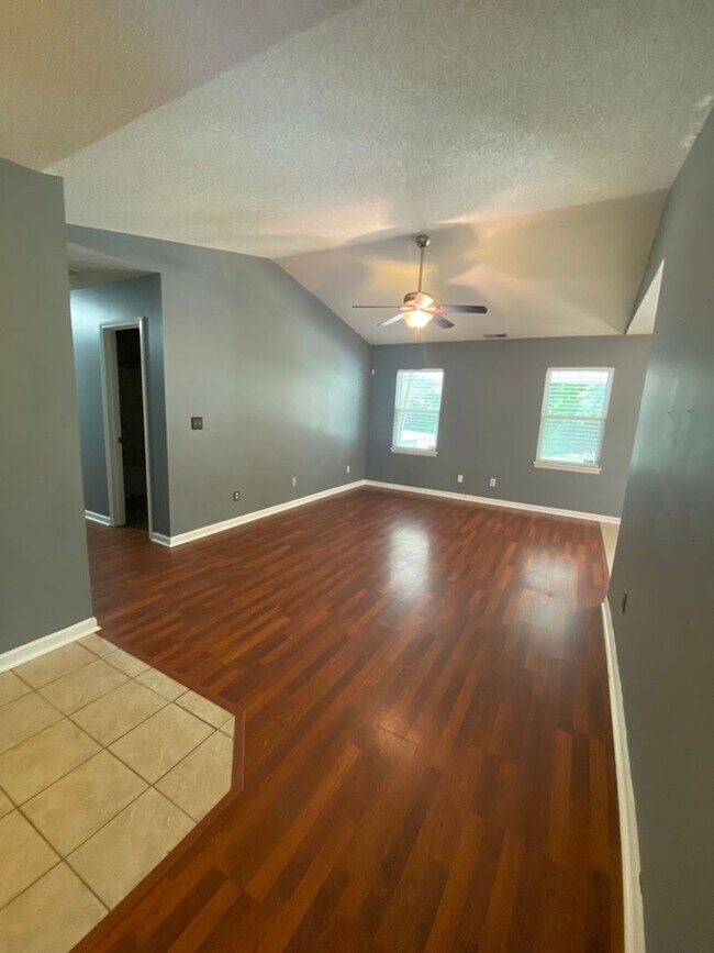 Building Photo - 200 S Creek Dr