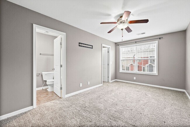 Building Photo - 2 Bedroom Pet Friendly Condo For Rent Near Beachaven Vineyard!