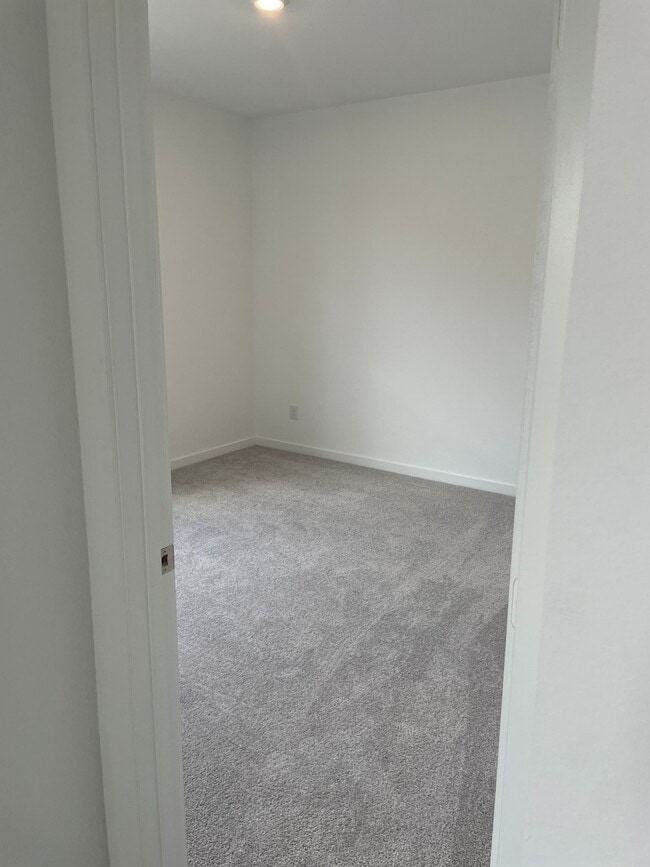 Building Photo - 545 Shoreview Dr