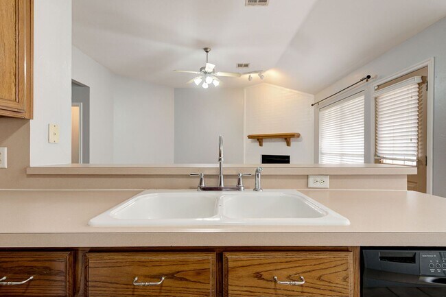 Building Photo - Gorgeous 3 bedroom 2 Bath Home in the Heart of Edmond