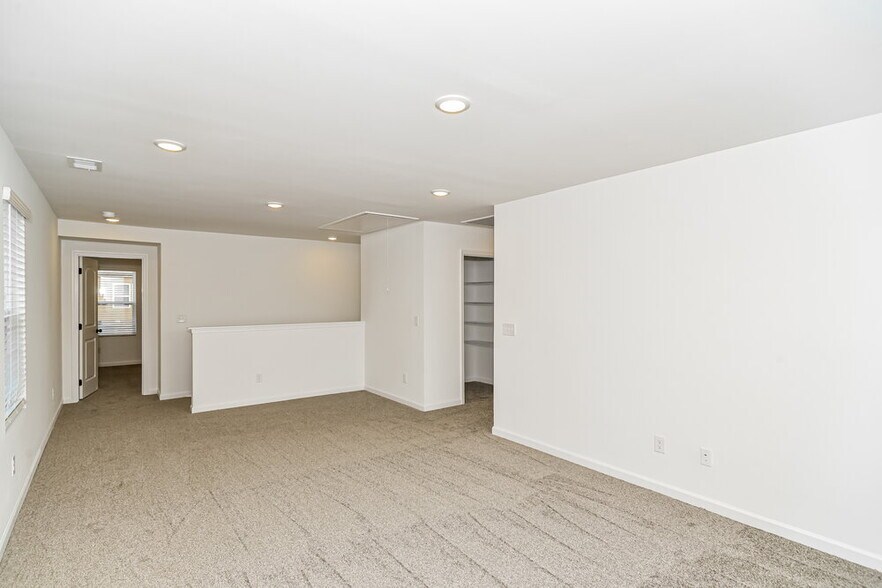 Building Photo - 249 W Millbrook Dr