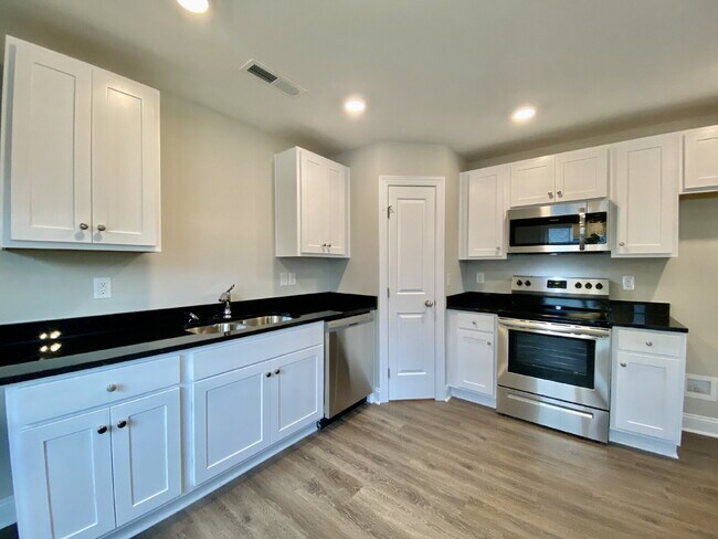 Building Photo - Beautiful Home!