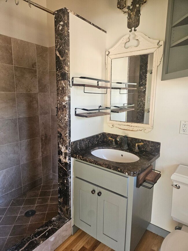 Building Photo - Charming Vintage Home Steps from Downtown Santa Cruz