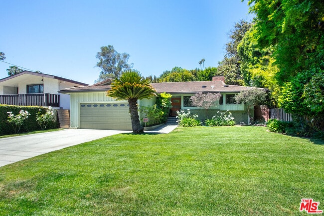 Building Photo - 2211 Canyon Dr