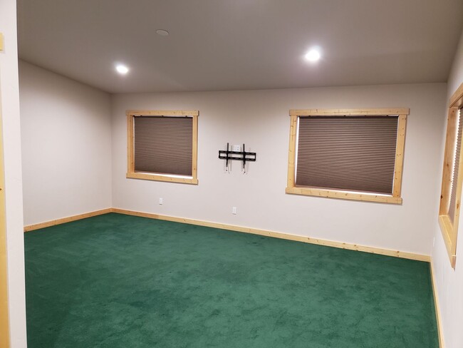 Building Photo - 702