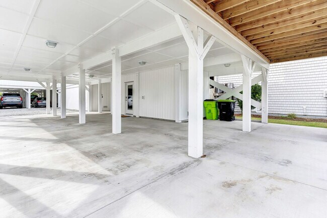 Building Photo - 822 S Topsail Dr