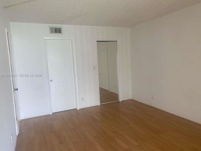 Building Photo - 220 Lakeview Dr