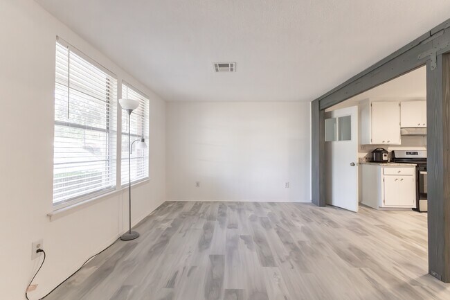 Building Photo - 617 Wisteria Rd