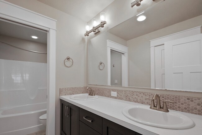 Building Photo - 677 E Andes Dr