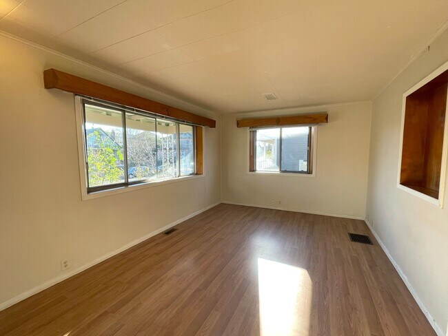 Building Photo - Spacious Boise Duplex with Outdoor Space and Basement Storage