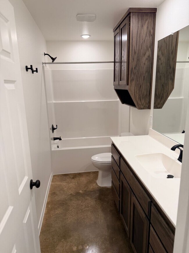 Building Photo - 983 Cline Dr