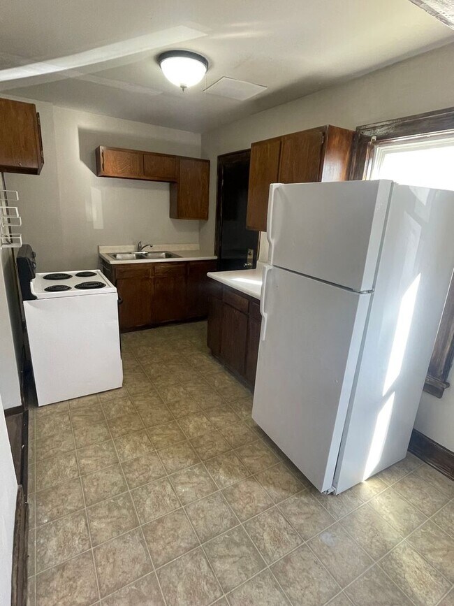 Building Photo - Dawes, 306-308