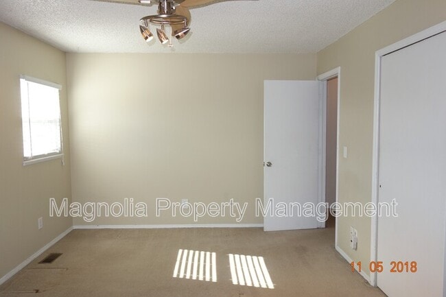 Building Photo - 5910 Bourke Dr