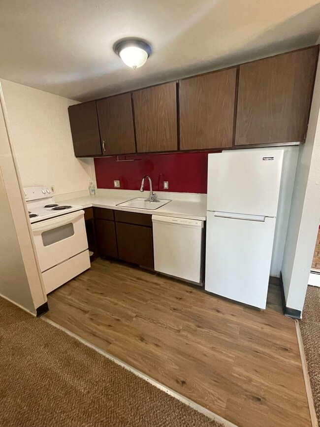 Building Photo - Two Bedroom Apartment Available for Rent!