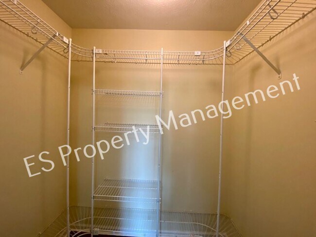 Building Photo - Wonderful 3 Bedroom 2 Bathroom Ranch Style...