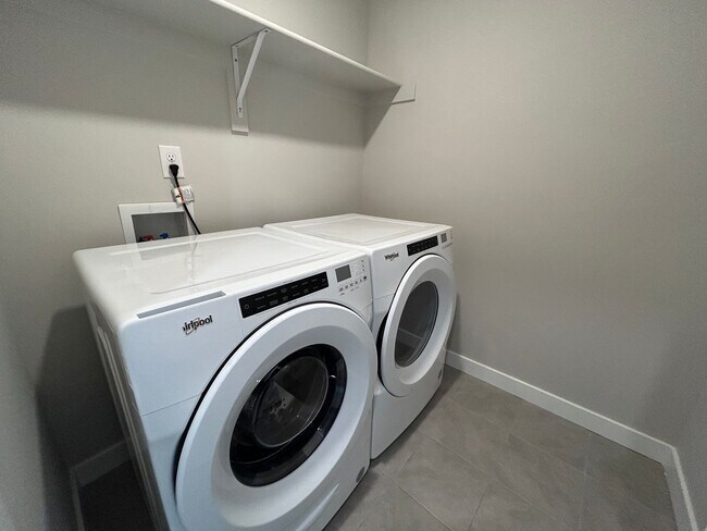 Building Photo - 4 Bedroom 3 Bathroom Townhome in Lehi!