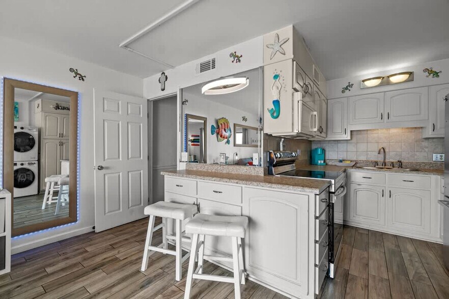 Building Photo - 8743 Thomas Dr