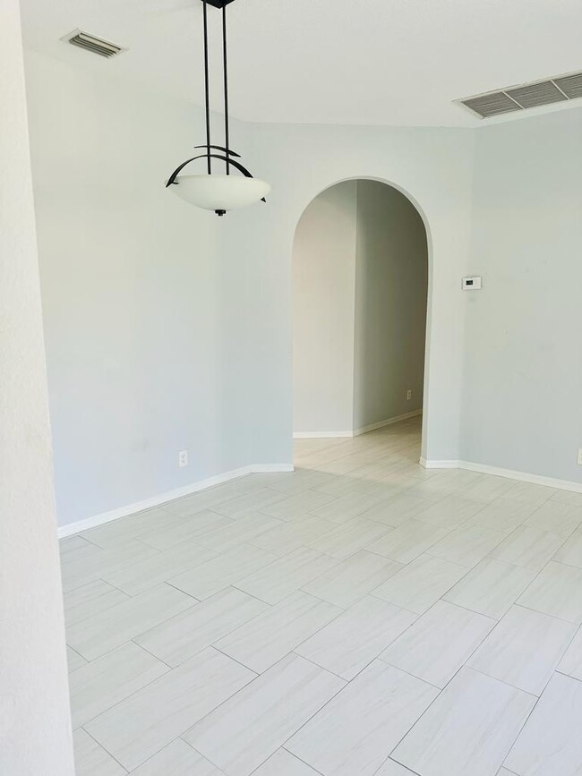 Building Photo - 205 SW Maclay Way