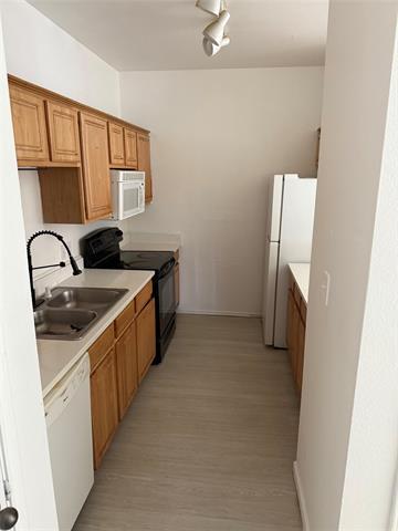 Building Photo - 989 Lake Dr