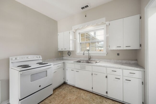 Building Photo - 2506 Kenmore Rd