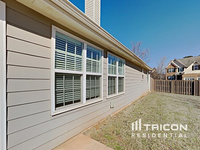 Building Photo - 247 Lantana Dr