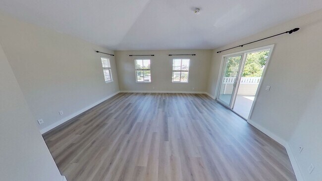 Building Photo - Spectacular and Spacious 4 Bed / 3 Bath Sa...