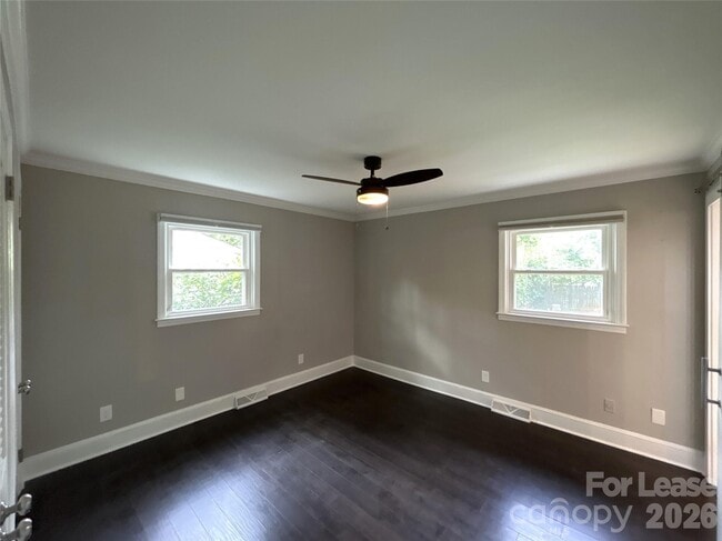 Building Photo - 1939 Sandhurst Dr