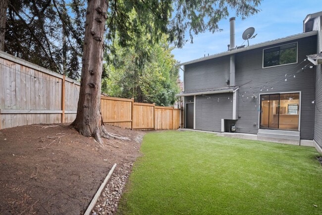 Building Photo - 2Bd/1.5Ba Kirkland Townhouse