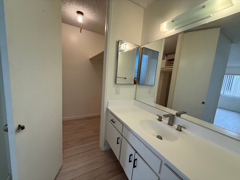 Building Photo - 5900 Canterbury Dr