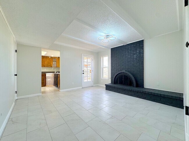 Building Photo - East El Paso 5bed/3Bath Refrig A/C with 2 Master Suites!