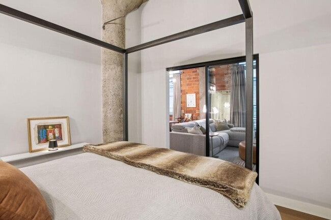 Building Photo - 521 S 7th St