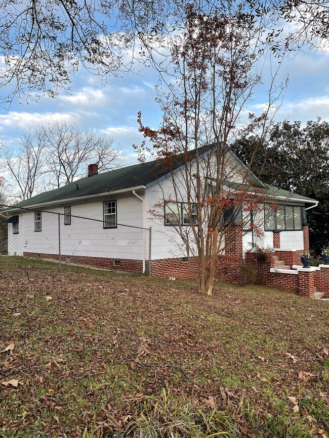 Building Photo - 613 Ledford St