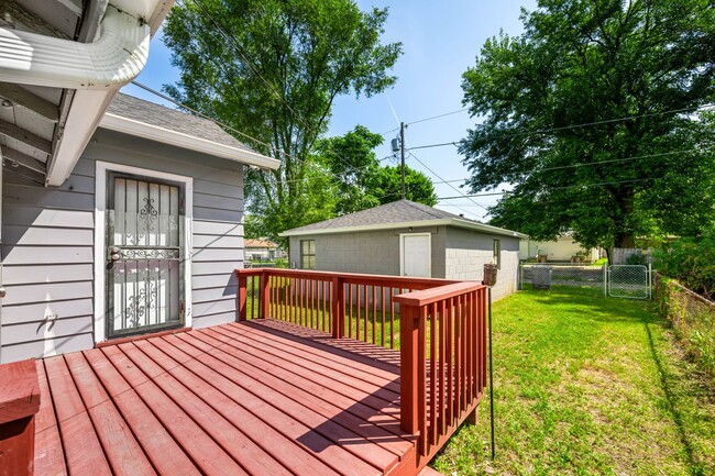 Building Photo - 1215 N Warman Ave