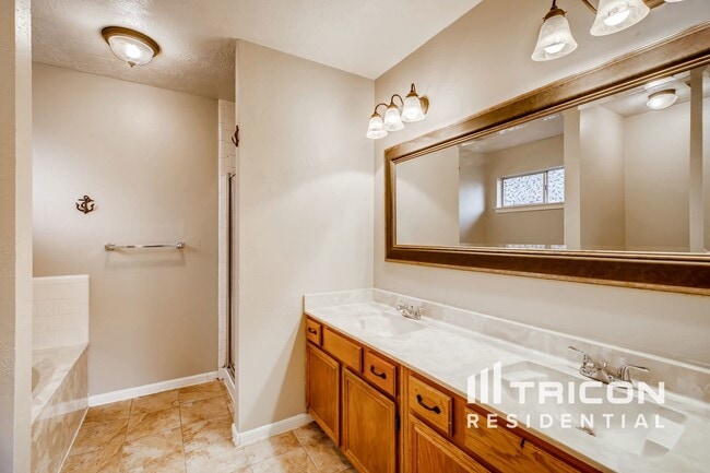 Building Photo - 10910 Linwood Ct
