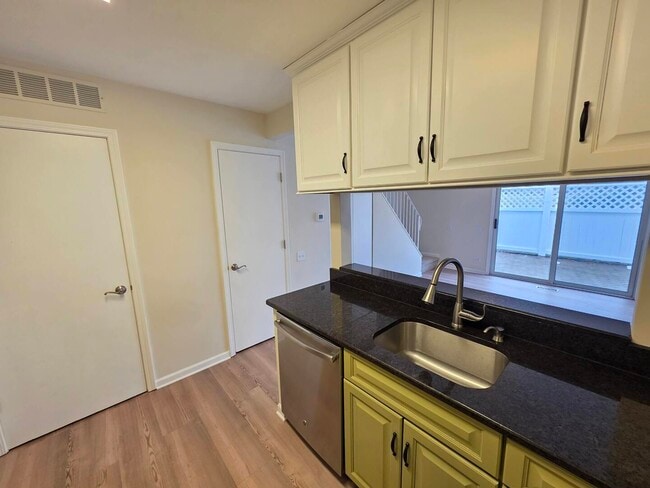 Building Photo - 482 Betsy Ross Ct