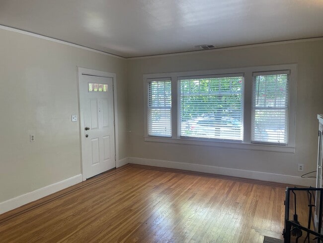Building Photo - 2 Bedroom 1 Bathroom Home in West Tahoe Park