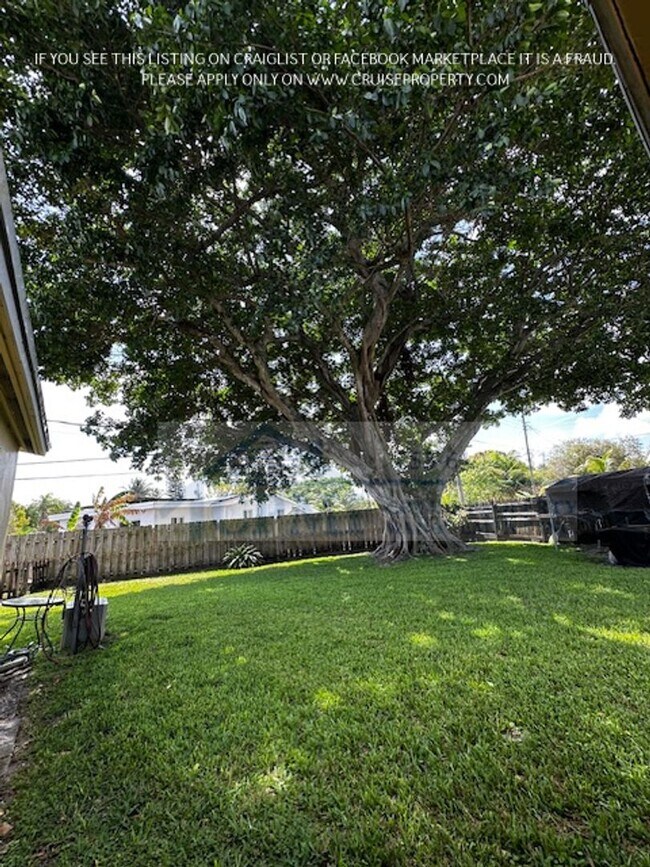 Building Photo - The perfect corner House with 3 beds 2 bat...