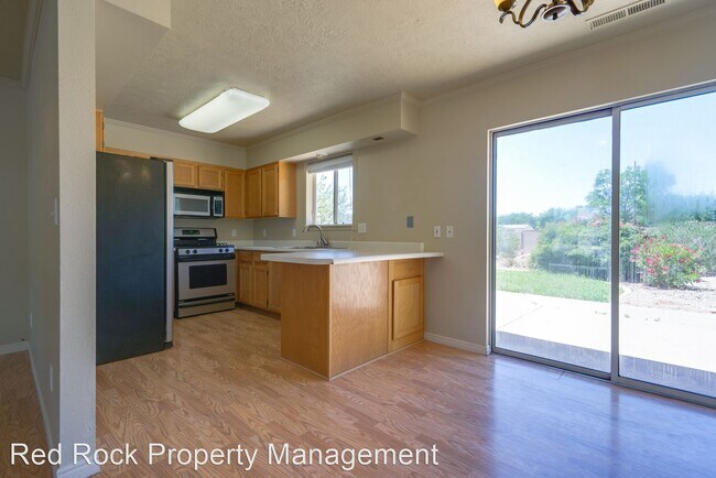 Building Photo - 3 br, 2 bath House - 530 S 250 E