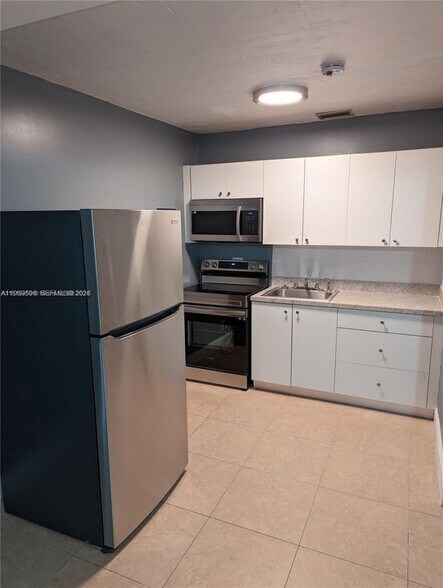 Building Photo - 5820 NW 14th Ct