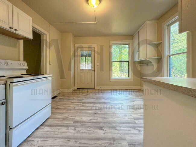 Building Photo - *COMING SOON* Vintage Craftsman In Prime L...