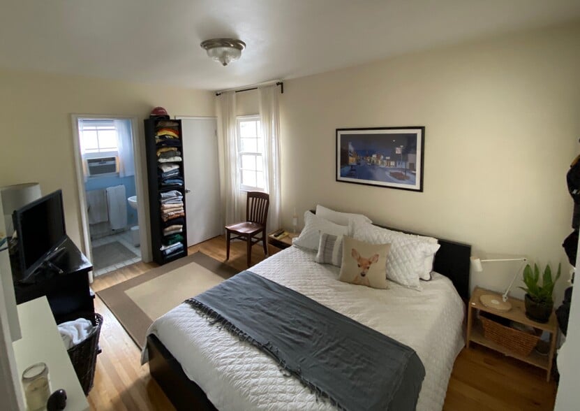 Building Photo - 1551 Rendall Pl